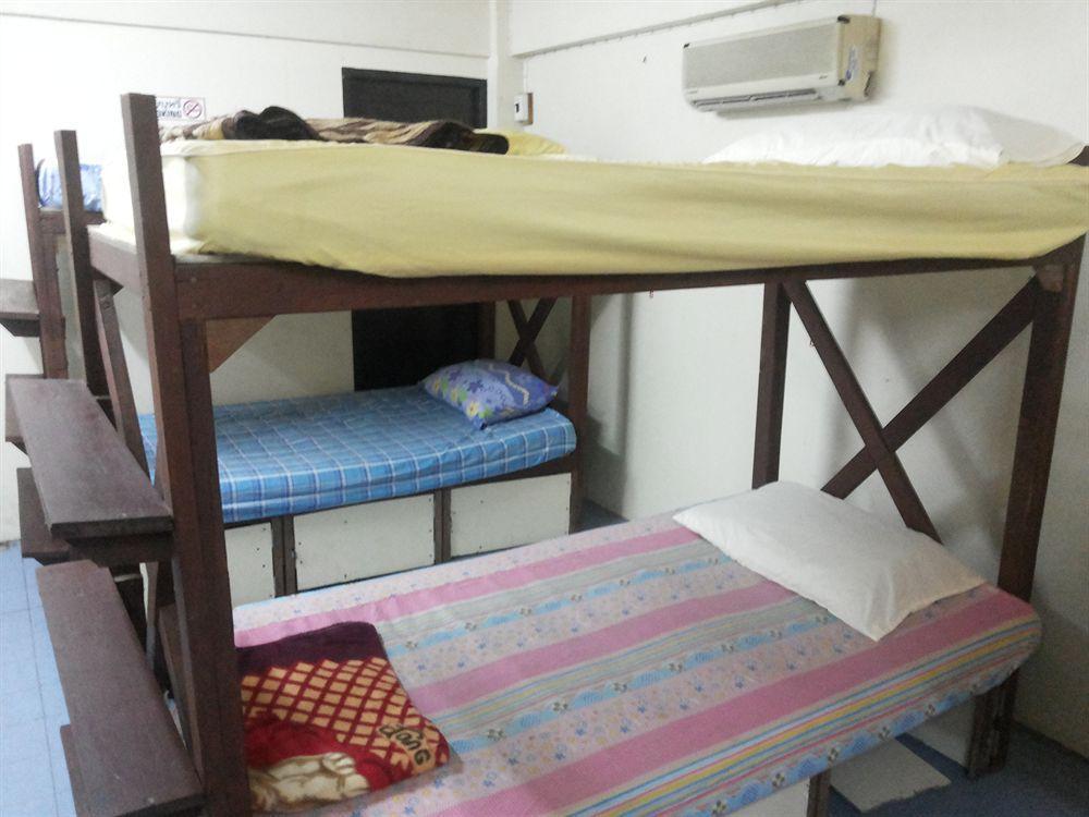 Q6 At 6 Hostel Bangkok Bagian luar foto