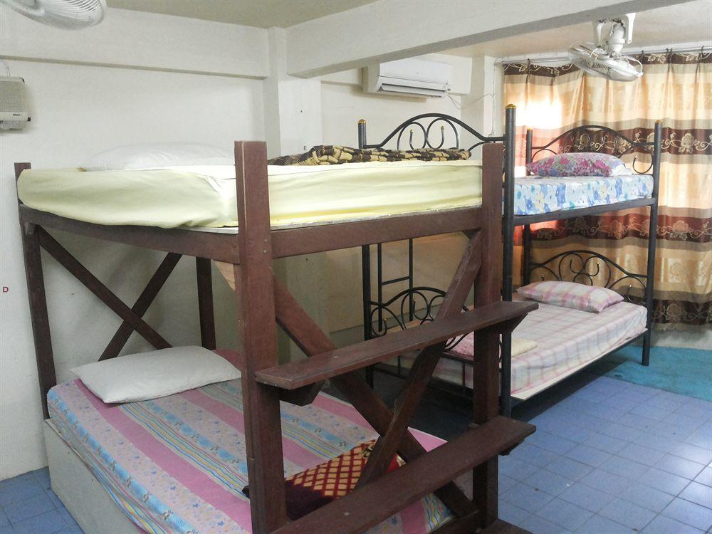 Q6 At 6 Hostel Bangkok Bagian luar foto
