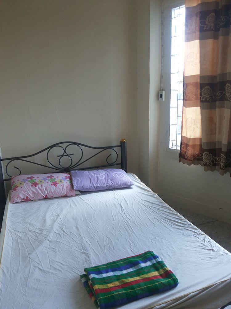 Q6 At 6 Hostel Bangkok Bagian luar foto