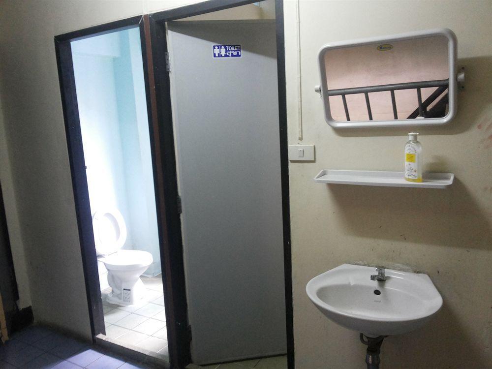 Q6 At 6 Hostel Bangkok Bagian luar foto