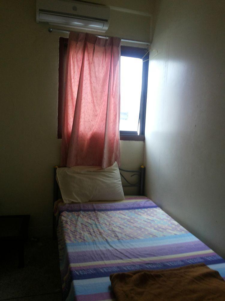 Q6 At 6 Hostel Bangkok Bagian luar foto