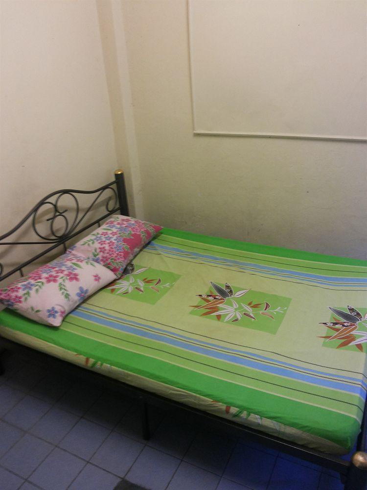 Q6 At 6 Hostel Bangkok Bagian luar foto