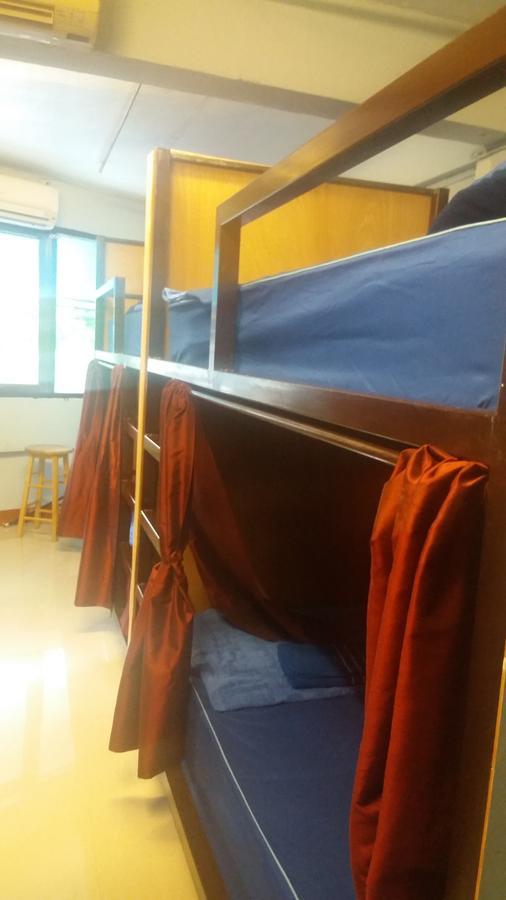 Q6 At 6 Hostel Bangkok Bagian luar foto