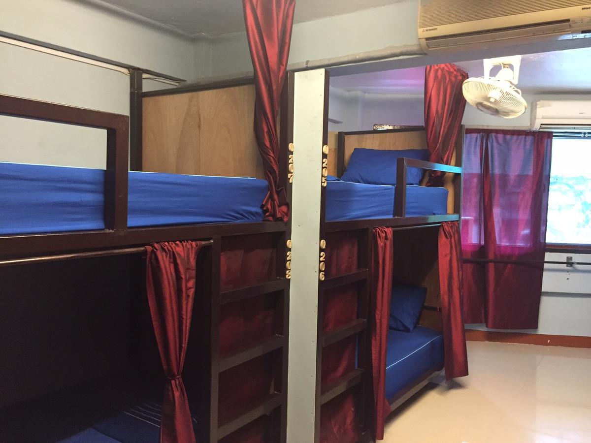 Q6 At 6 Hostel Bangkok Bagian luar foto