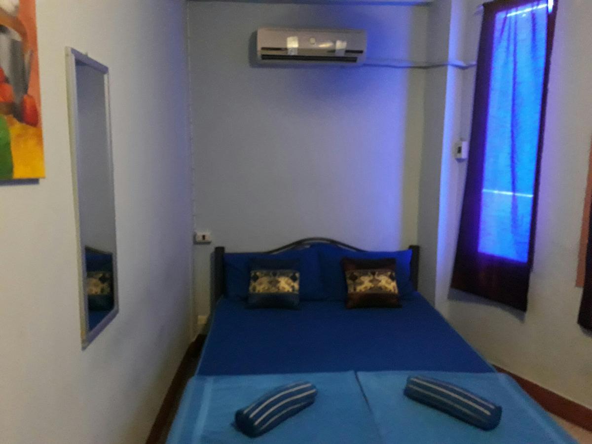 Q6 At 6 Hostel Bangkok Bagian luar foto