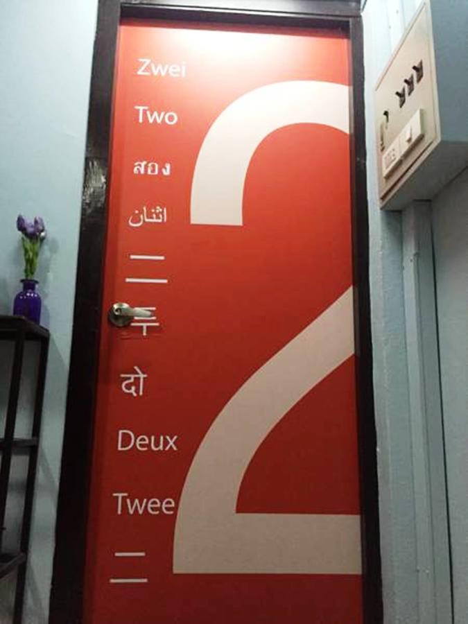 Q6 At 6 Hostel Bangkok Bagian luar foto