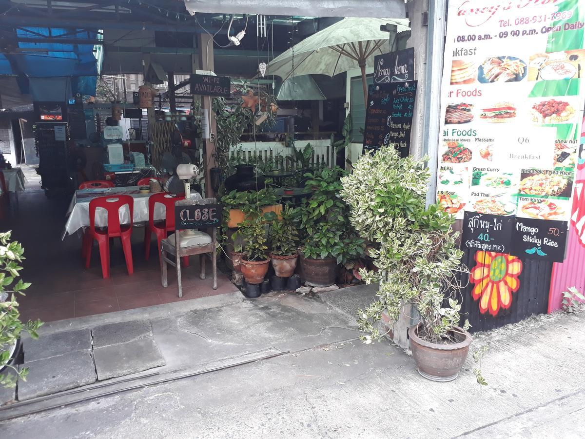 Q6 At 6 Hostel Bangkok Bagian luar foto